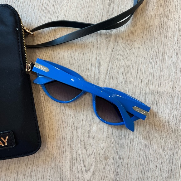 Quay Narrow Down blue Sunglasses